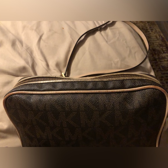 Michael Kors signature leather crossbody - Picture 3 of 6